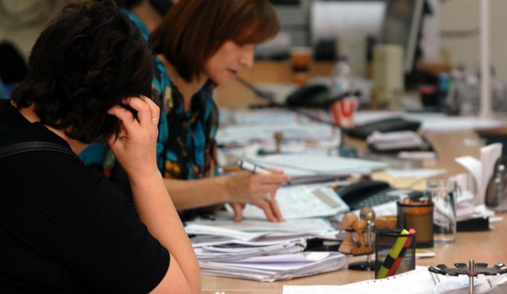 Δημόσιοι υπάλληλοι: «Ξεπαγώνει» η μισθολογική εξέλιξη με αυξήσεις στις αποδοχές τους | Pagenews.gr Δημόσιοι υπάλληλοι: «Ξεπαγώνει» η μισθολογική εξέλιξη με αυξήσεις στις αποδοχές τους | Pagenews.gr