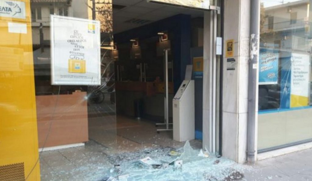 Χανιά: Υλικές ζημιές σε υποκατάστημα των ΕΛΤΑ και σε ΑΤΜ από αντιεξουσιαστές | Pagenews.gr Χανιά: Υλικές ζημιές σε υποκατάστημα των ΕΛΤΑ και σε ΑΤΜ από αντιεξουσιαστές | Pagenews.gr