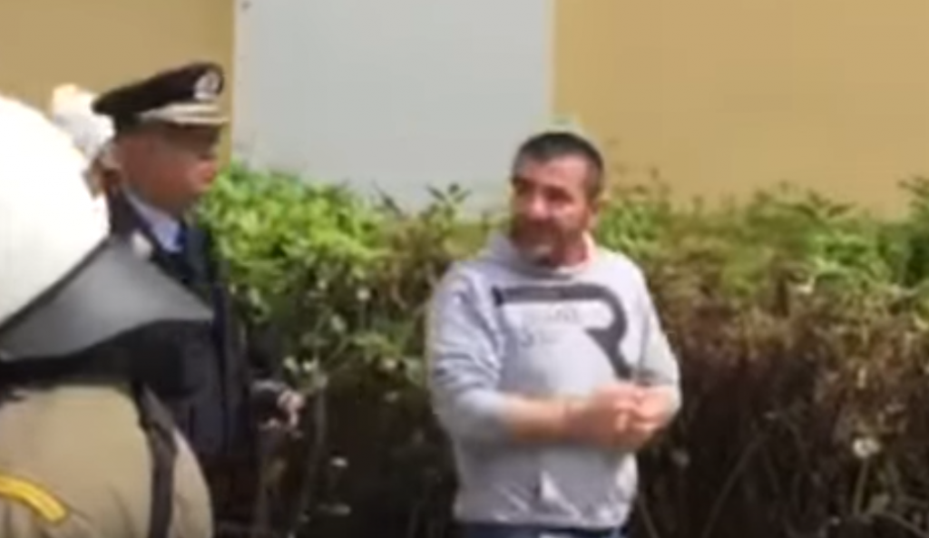 Σαν σταρ ο Χρυσαυγίτης – Δείτε τον να χειροκροτεί το κοινό του έξω απ’ τα δικαστήρια (pics) | Pagenews.gr Σαν σταρ ο Χρυσαυγίτης – Δείτε τον να χειροκροτεί το κοινό του έξω απ’ τα δικαστήρια (pics) | Pagenews.gr