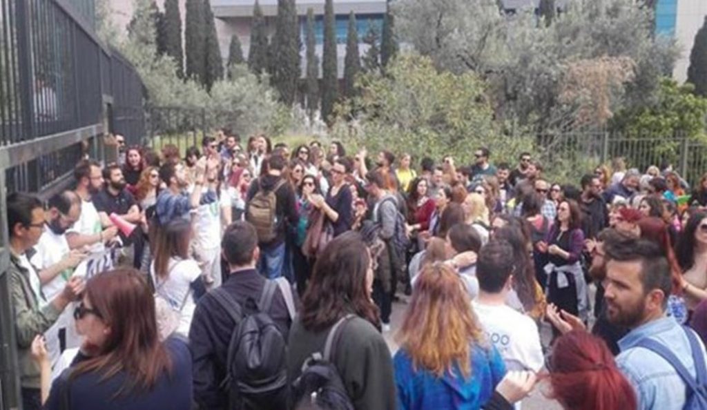 Εγκλωβισμένοι οι εργαζόμενοι στο υπουργείο Παιδείας λόγω διαμαρτυρίας εκπαιδευτικών | Pagenews.gr Εγκλωβισμένοι οι εργαζόμενοι στο υπουργείο Παιδείας λόγω διαμαρτυρίας εκπαιδευτικών | Pagenews.gr