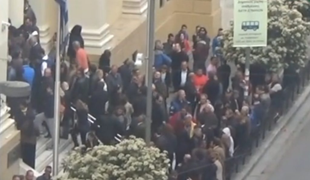 Πάτρα: Οπαδοί του Σώρρα έξω από τα δικαστήρια – Εκδικάζεται η αίτηση αναστολής (vid) | Pagenews.gr Πάτρα: Οπαδοί του Σώρρα έξω από τα δικαστήρια – Εκδικάζεται η αίτηση αναστολής (vid) | Pagenews.gr