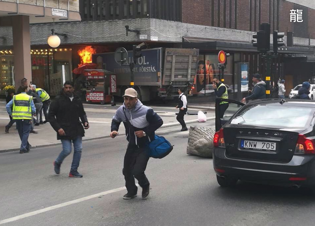 Βίντεο από την επίθεση στη Στοκχόλμη: Τρέχει πανικόβλητος ο κόσμος | Pagenews.gr Βίντεο από την επίθεση στη Στοκχόλμη: Τρέχει πανικόβλητος ο κόσμος | Pagenews.gr