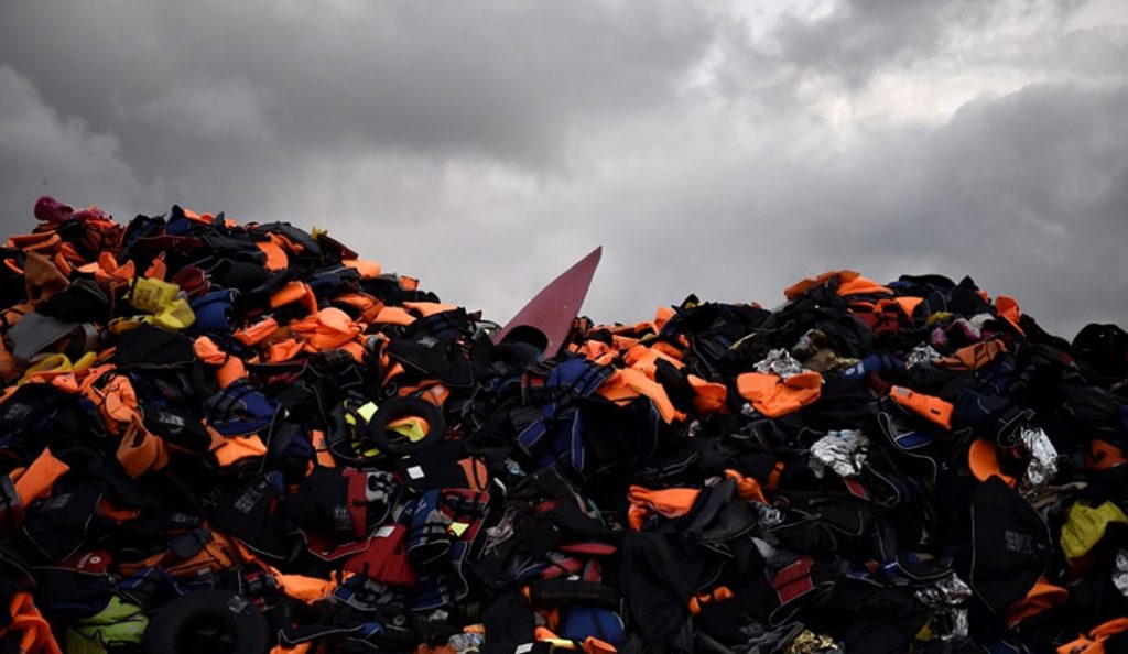 Ένα ιγκλού από σωσίβια προσφύγων (pic) | Pagenews.gr Ένα ιγκλού από σωσίβια προσφύγων (pic) | Pagenews.gr