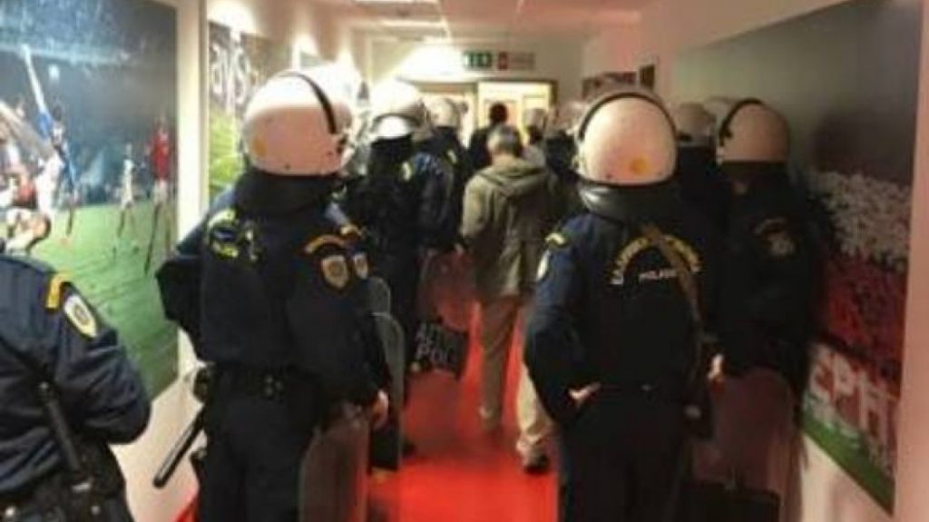 Γεμάτος με ΜΑΤ ο διάδρομος έξω από τα αποδυτήρια της ΑΕΚ (pic) | Pagenews.gr Γεμάτος με ΜΑΤ ο διάδρομος έξω από τα αποδυτήρια της ΑΕΚ (pic) | Pagenews.gr