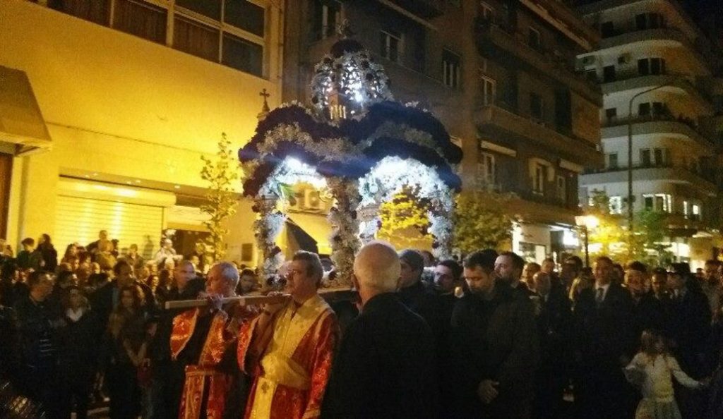 Πλήθος πιστών στην περιφορά του Επιταφίου στην Μητρόπολη Θεσσαλονίκης (pics & vids) | Pagenews.gr Πλήθος πιστών στην περιφορά του Επιταφίου στην Μητρόπολη Θεσσαλονίκης (pics & vids) | Pagenews.gr