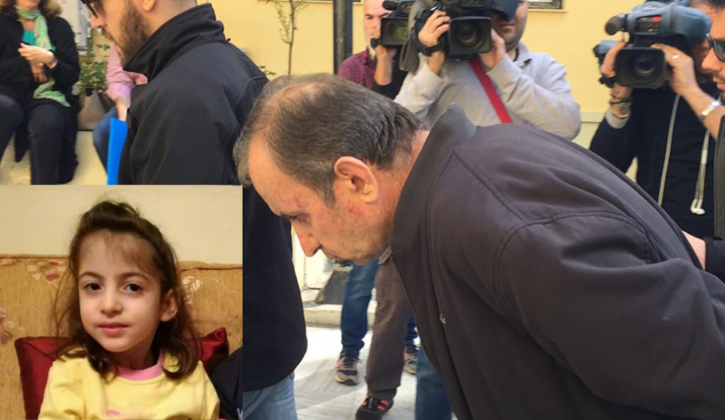 Αποδοκίμασαν τον παιδοκτόνο στην Ευελπίδων | Pagenews.gr Αποδοκίμασαν τον παιδοκτόνο στην Ευελπίδων | Pagenews.gr