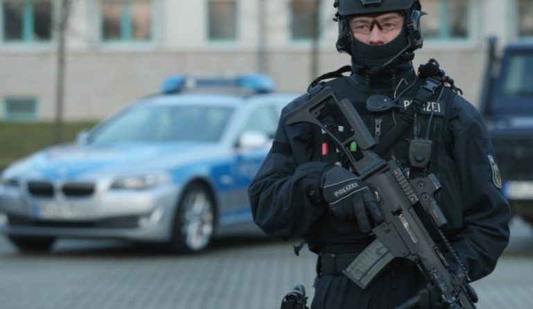 Γερμανία: Ανήλικη βρέθηκε νεκρή έξω από σχολείο | Pagenews.gr Γερμανία: Ανήλικη βρέθηκε νεκρή έξω από σχολείο | Pagenews.gr