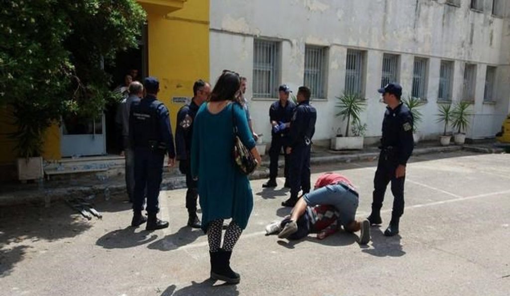 Τεταμένη η κατάσταση στην Καλαμάτα: Πρόσφυγες απείλησαν να αυτοκτονήσουν (pics & vids) | Pagenews.gr Τεταμένη η κατάσταση στην Καλαμάτα: Πρόσφυγες απείλησαν να αυτοκτονήσουν (pics & vids) | Pagenews.gr