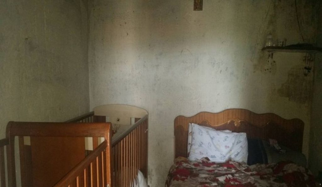 Συγκλονιστικές εικόνες από τη Λέσβο: Μητέρα ζει με τα δύο της μωρά σε μία παράγκα χωρίς ρεύμα | Pagenews.gr Συγκλονιστικές εικόνες από τη Λέσβο: Μητέρα ζει με τα δύο της μωρά σε μία παράγκα χωρίς ρεύμα | Pagenews.gr