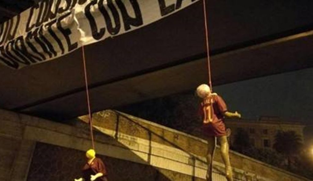 Οπαδοί απειλούν τους παίκτες της Ρόμα – Κρέμασαν κούκλες σε γέφυρα | Pagenews.gr Οπαδοί απειλούν τους παίκτες της Ρόμα – Κρέμασαν κούκλες σε γέφυρα | Pagenews.gr