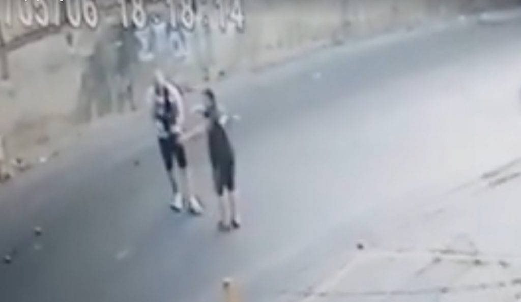 Οδηγός χτύπησε μηχανάκι κι εξαφανίστηκε (pics & vid) | Pagenews.gr Οδηγός χτύπησε μηχανάκι κι εξαφανίστηκε (pics & vid) | Pagenews.gr