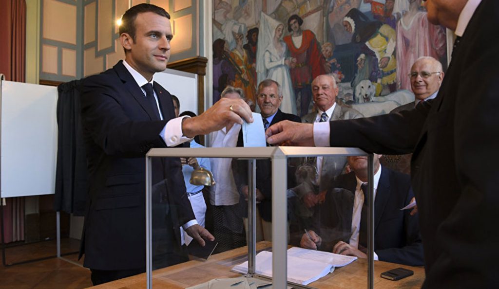 Γαλλία: Εν αναμονή της ιστορικής νίκης του Μακρόν – Οι τελευταίες εκτιμήσεις του δίνουν έως και 470 έδρες – Ψηλά η αποχή (pics) | Pagenews.gr Γαλλία: Εν αναμονή της ιστορικής νίκης του Μακρόν – Οι τελευταίες εκτιμήσεις του δίνουν έως και 470 έδρες – Ψηλά η αποχή (pics) | Pagenews.gr