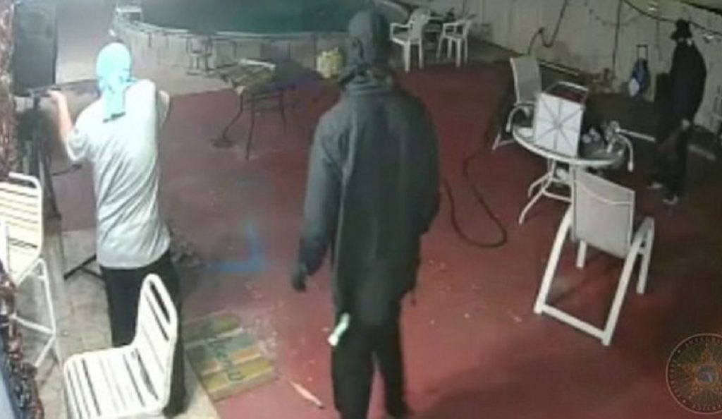 Ιδιοκτήτης σπιτιού πήρε στο κυνήγι 3 οπλισμένους κλέφτες (vid) | Pagenews.gr Ιδιοκτήτης σπιτιού πήρε στο κυνήγι 3 οπλισμένους κλέφτες (vid) | Pagenews.gr
