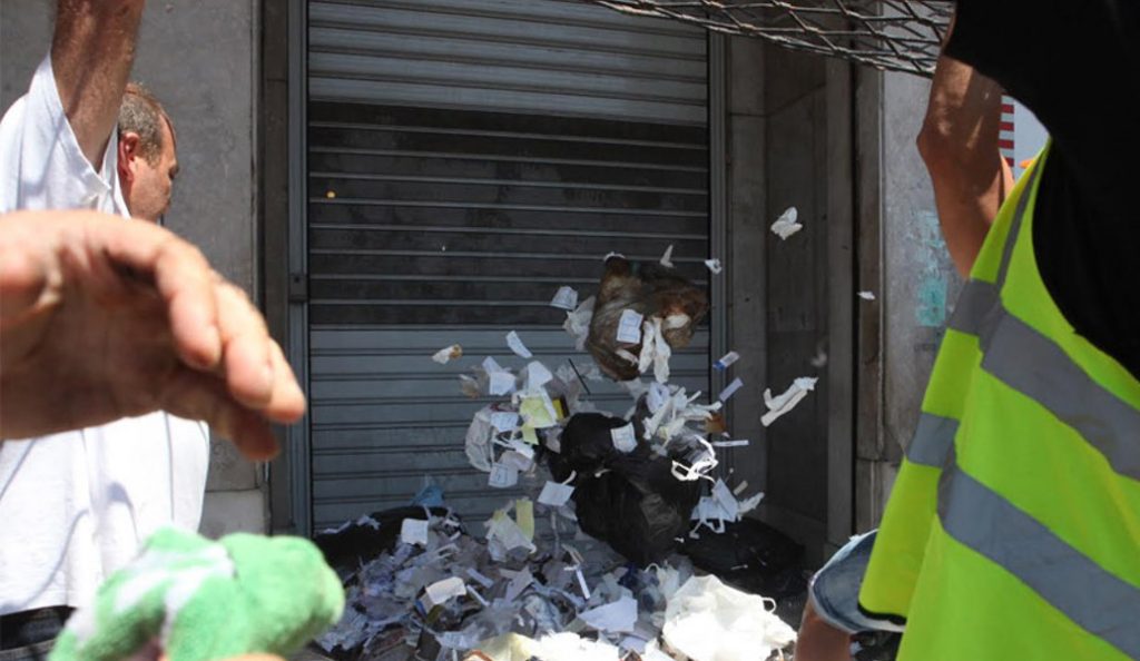 Ένταση στην πορεία της ΠΟΕ-ΟΤΑ: «Πολιόρκησαν» το Υπ. Εσωτερικών – Έπεσαν χημικά στη Βουλή (vids) | Pagenews.gr Ένταση στην πορεία της ΠΟΕ-ΟΤΑ: «Πολιόρκησαν» το Υπ. Εσωτερικών – Έπεσαν χημικά στη Βουλή (vids) | Pagenews.gr