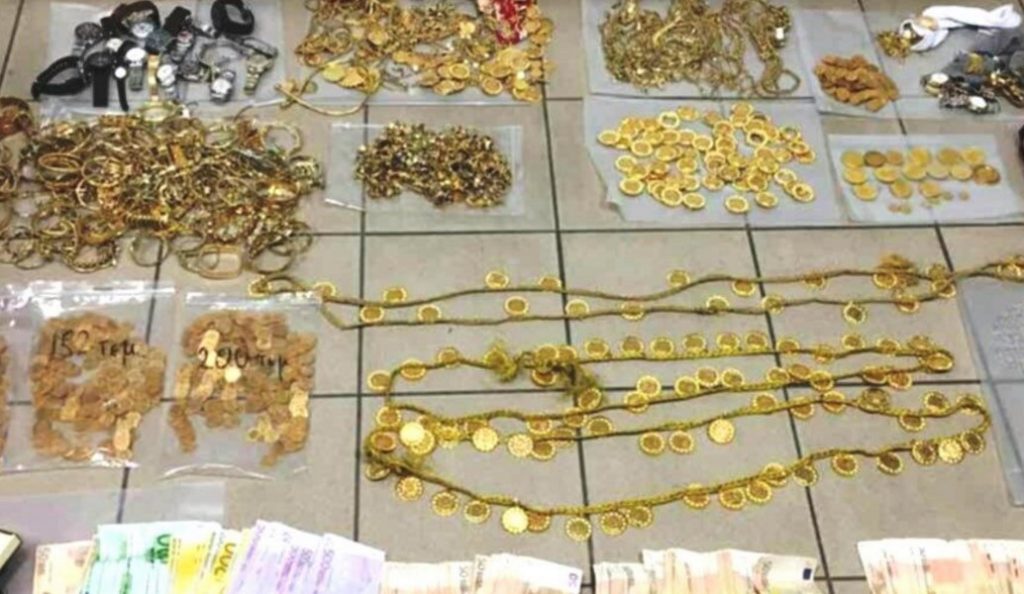 Χαλάνδρι: Κατασχέθηκαν πάνω από 700 κιλά χρυσαφικά από τις σπείρες που «ξάφριζαν» διασήμους | Pagenews.gr Χαλάνδρι: Κατασχέθηκαν πάνω από 700 κιλά χρυσαφικά από τις σπείρες που «ξάφριζαν» διασήμους | Pagenews.gr