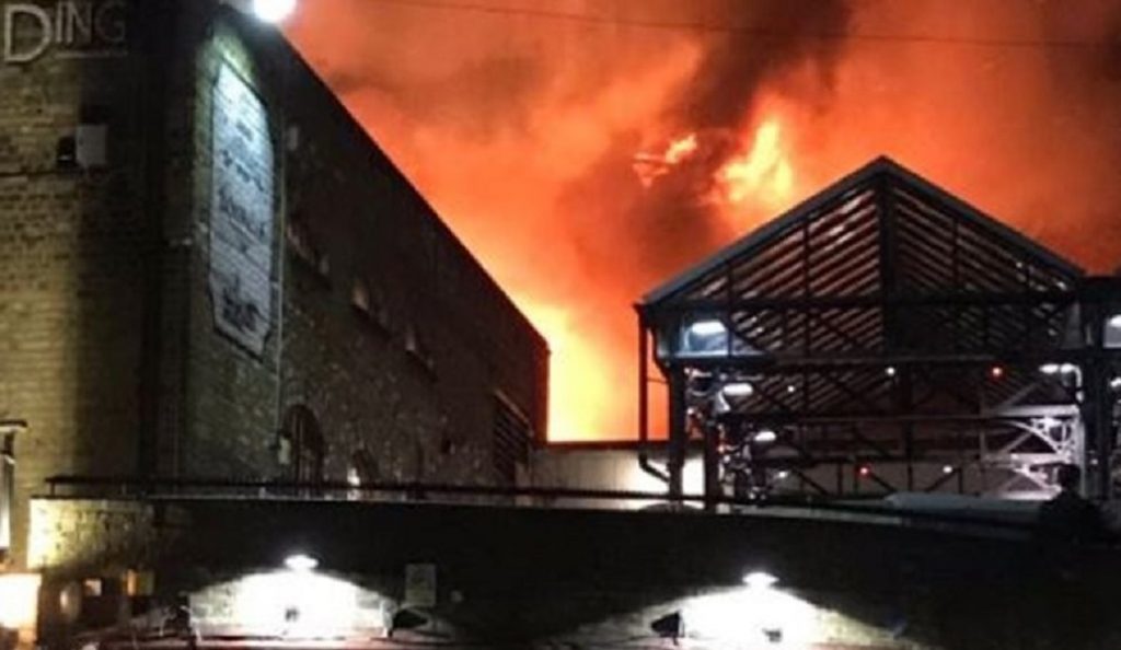 Λονδίνο: Μεγάλη φωτιά στο Camden Market (vids) | Pagenews.gr Λονδίνο: Μεγάλη φωτιά στο Camden Market (vids) | Pagenews.gr