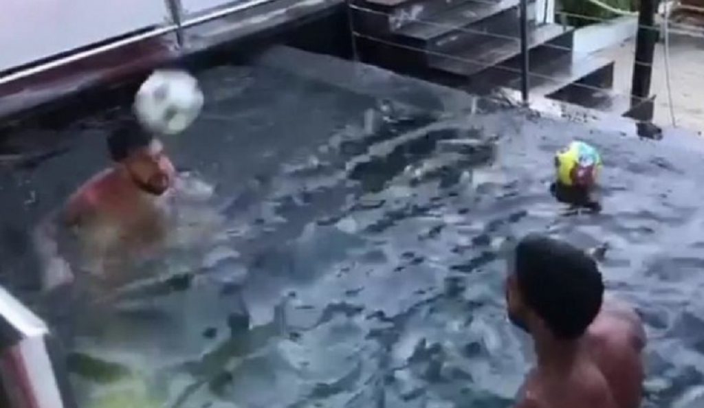 Μέσι και Σουάρες κάνουν μαγικά με τη μπάλα μέσα σε πισίνα (vid) | Pagenews.gr Μέσι και Σουάρες κάνουν μαγικά με τη μπάλα μέσα σε πισίνα (vid) | Pagenews.gr