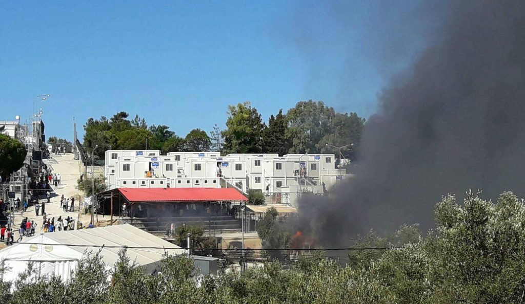 Πετροπόλεμος και φωτιές στο κέντρο μεταναστών στη Μόρια (vids) | Pagenews.gr Πετροπόλεμος και φωτιές στο κέντρο μεταναστών στη Μόρια (vids) | Pagenews.gr