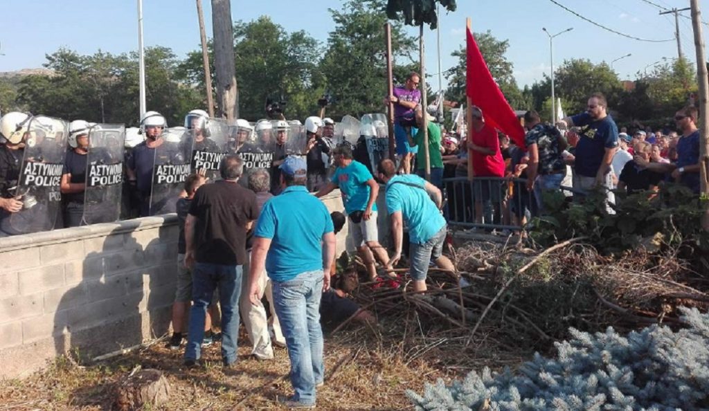 Άγρια επεισόδια στην Κοζάνη μεταξύ συνδικαλιστών και ΜΑΤ – Πριν την ομιλία Τσίπρα (pics&vids) | Pagenews.gr Άγρια επεισόδια στην Κοζάνη μεταξύ συνδικαλιστών και ΜΑΤ – Πριν την ομιλία Τσίπρα (pics&vids) | Pagenews.gr