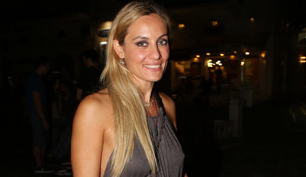 Η άγνωστη πάθηση της Μελέτη που την αναγκάζει να μασάει μονίμως τσίχλες (vid) | Pagenews.gr Η άγνωστη πάθηση της Μελέτη που την αναγκάζει να μασάει μονίμως τσίχλες (vid) | Pagenews.gr