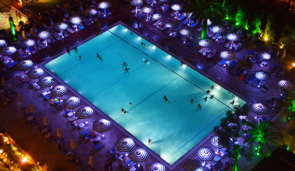 Βραδινό μπάνιο στην πισίνα του Hilton Αθηνών | Pagenews.gr Βραδινό μπάνιο στην πισίνα του Hilton Αθηνών | Pagenews.gr