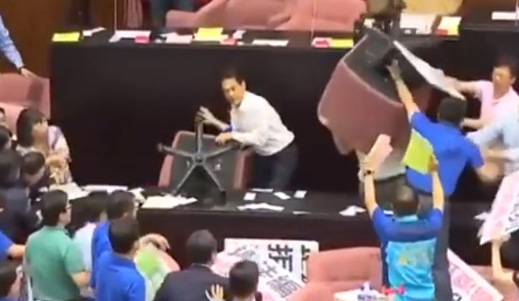 Ταϊβάν: Άγριο ξύλο βουλευτών (vid) | Pagenews.gr Ταϊβάν: Άγριο ξύλο βουλευτών (vid) | Pagenews.gr