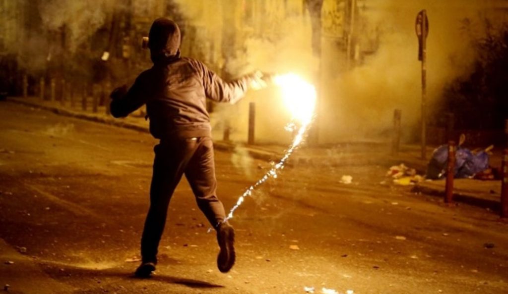 Μολότοφ κατά αστυνομικών στα Εξάρχεια το βράδυ του Σαββάτου | Pagenews.gr Μολότοφ κατά αστυνομικών στα Εξάρχεια το βράδυ του Σαββάτου | Pagenews.gr