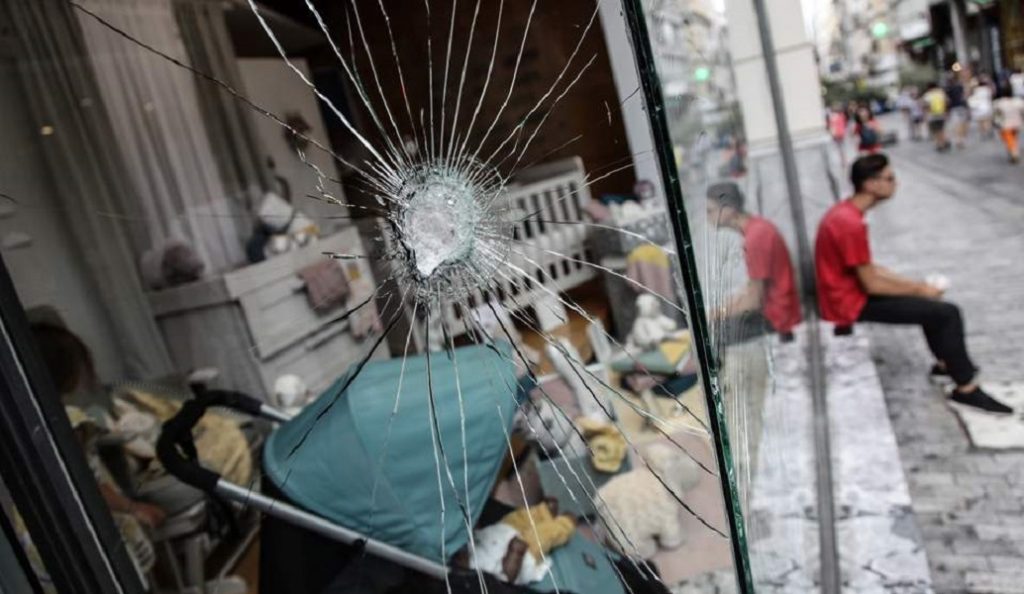 Σε βίντεο ψάχνει η ασφάλεια όσους βανδάλισαν την Ερμού | Pagenews.gr Σε βίντεο ψάχνει η ασφάλεια όσους βανδάλισαν την Ερμού | Pagenews.gr