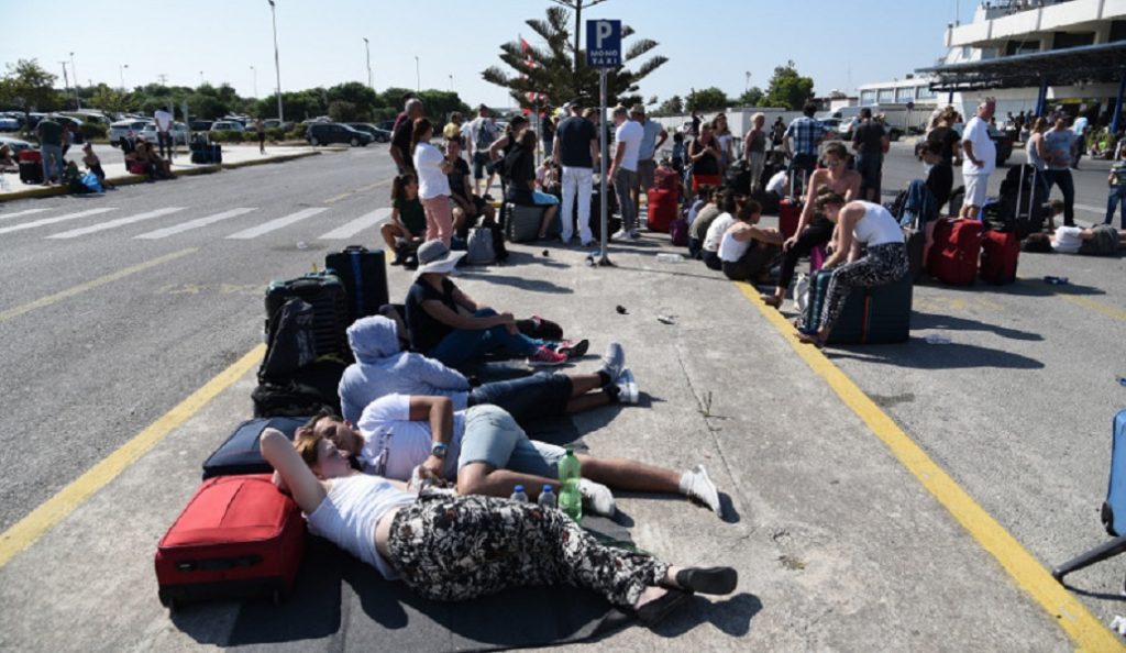 Daily Mail για την Κω: Χιλιάδες Βρετανοί προσπαθούν να επιστρέψουν | Pagenews.gr Daily Mail για την Κω: Χιλιάδες Βρετανοί προσπαθούν να επιστρέψουν | Pagenews.gr