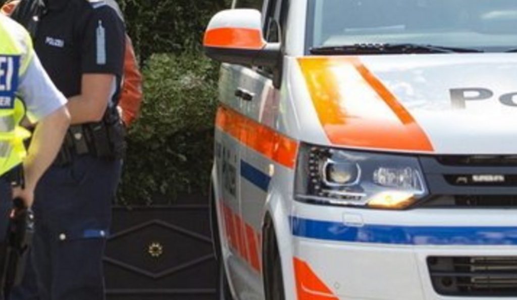 Ασύλληπτος ο δράστης της επίθεσης με αλυσοπρίονο στην Ελβετία | Pagenews.gr Ασύλληπτος ο δράστης της επίθεσης με αλυσοπρίονο στην Ελβετία | Pagenews.gr
