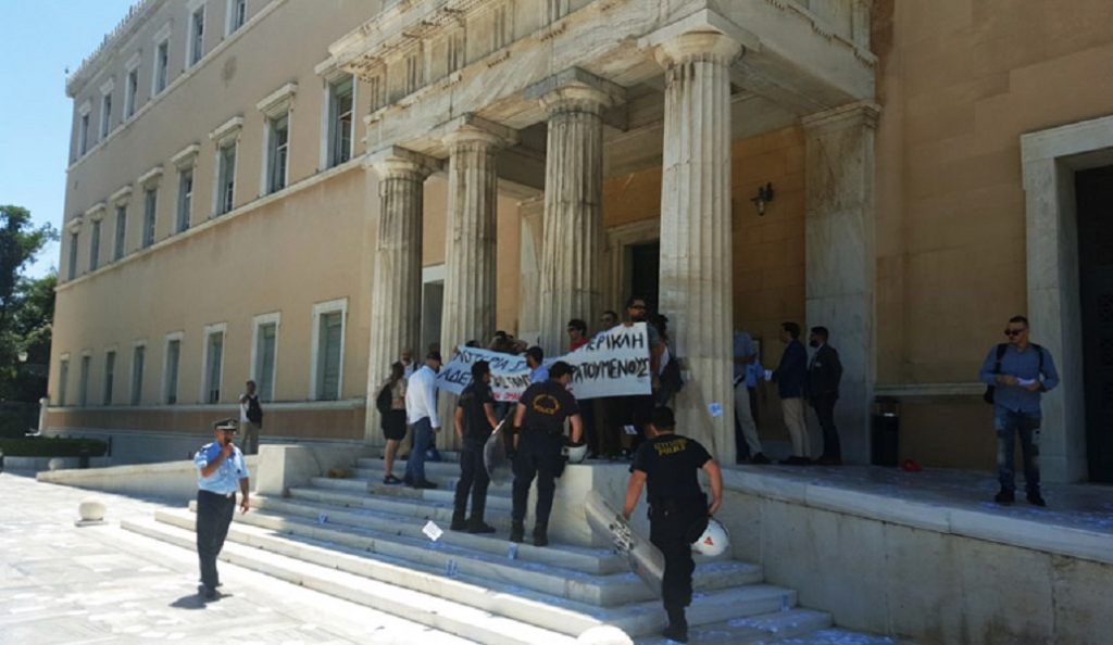 Ο Ρουβίκωνας έκανε ντου στο προαύλιο της Βουλής – Συνελήφθησαν μέλη, αλλά αφέθηκαν ελεύθεροι | Pagenews.gr Ο Ρουβίκωνας έκανε ντου στο προαύλιο της Βουλής – Συνελήφθησαν μέλη, αλλά αφέθηκαν ελεύθεροι | Pagenews.gr