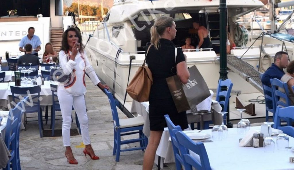 Στο Φισκάρδο με το πούρο της η Γιάννα Αγγελοπούλου Δασκαλάκη (pic) | Pagenews.gr Στο Φισκάρδο με το πούρο της η Γιάννα Αγγελοπούλου Δασκαλάκη (pic) | Pagenews.gr
