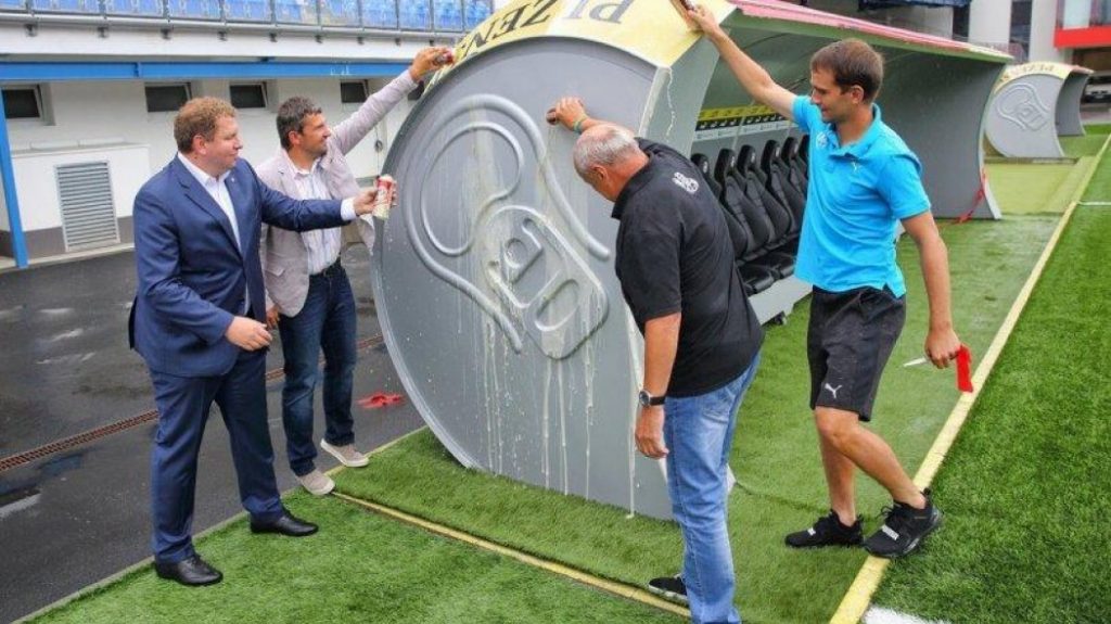 Πολύ μπροστά! Οι πάγκοι της Βικτόρια Πλζεν είναι σε σχήμα μπύρας! (pic) | Pagenews.gr Πολύ μπροστά! Οι πάγκοι της Βικτόρια Πλζεν είναι σε σχήμα μπύρας! (pic) | Pagenews.gr