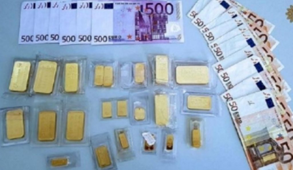 Γερμανία: Βρήκε και παρέδωσε στην αστυνομία χαρτοφύλακα με 22 ράβδους χρυσού | Pagenews.gr Γερμανία: Βρήκε και παρέδωσε στην αστυνομία χαρτοφύλακα με 22 ράβδους χρυσού | Pagenews.gr