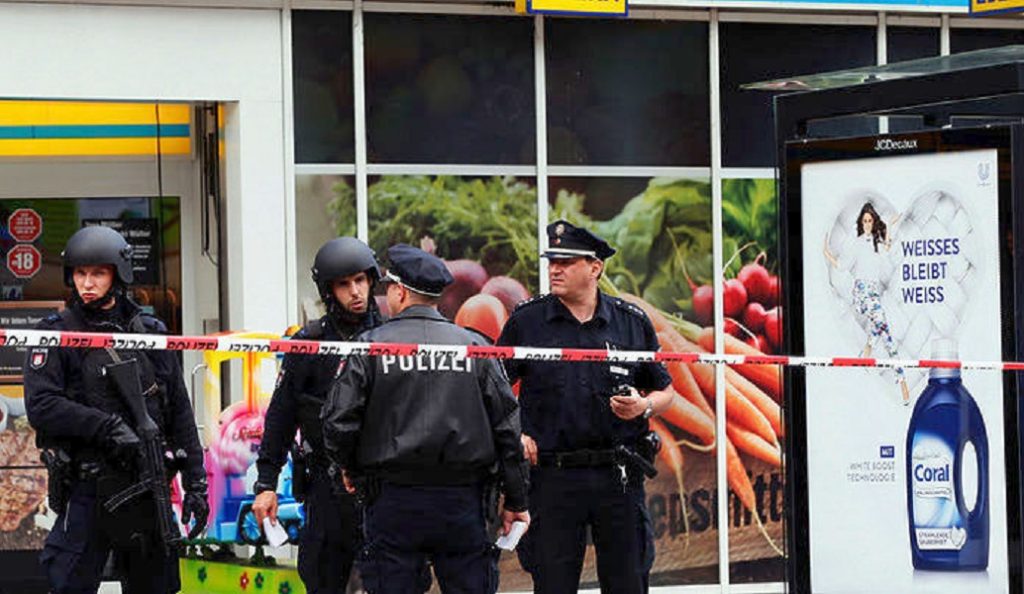 Αμβούργο: Περαστικοί ακινητοποίησαν τον δράστη της επίθεσης με το μαχαίρι | Pagenews.gr Αμβούργο: Περαστικοί ακινητοποίησαν τον δράστη της επίθεσης με το μαχαίρι | Pagenews.gr