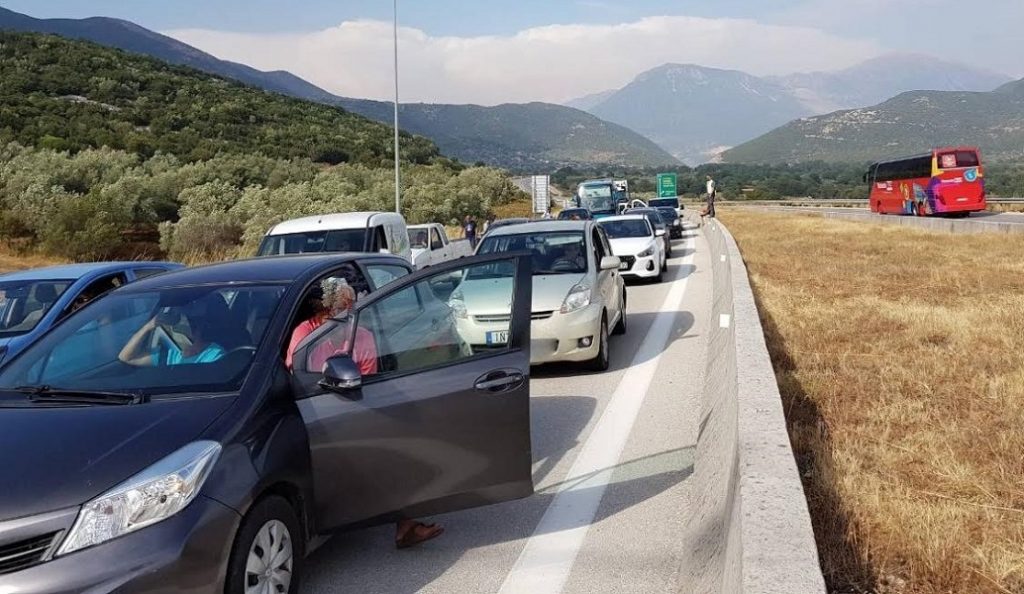 Μποτιλιάρισμα στην Εγνατία οδό εξαιτίας ενός σκύλου (pics) | Pagenews.gr Μποτιλιάρισμα στην Εγνατία οδό εξαιτίας ενός σκύλου (pics) | Pagenews.gr