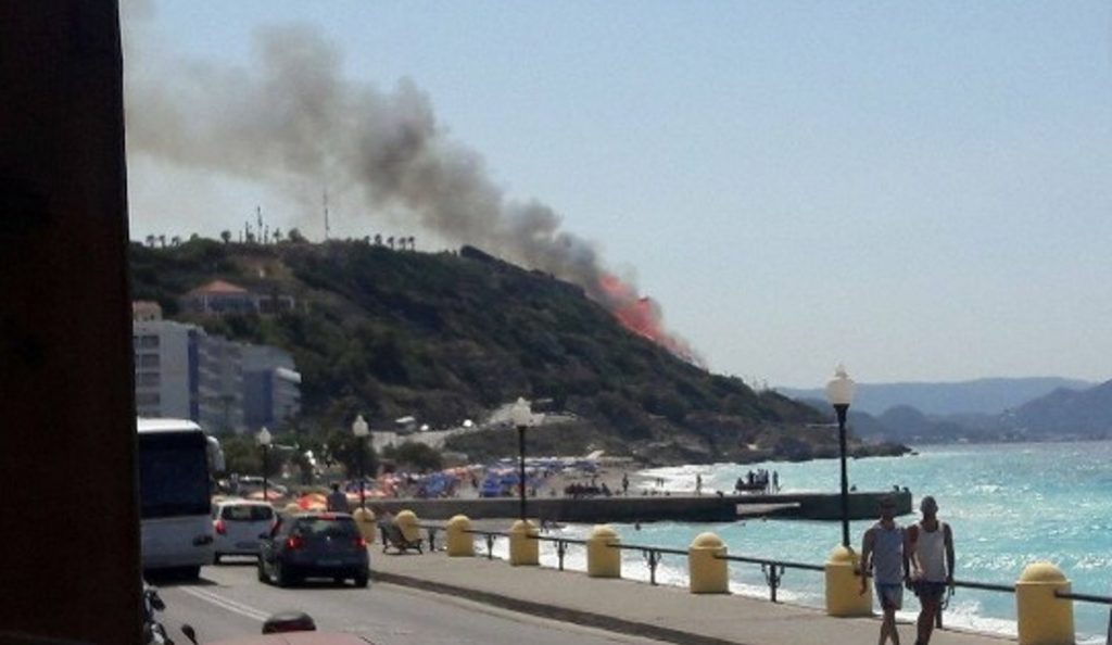 Φωτιά τώρα: Απειλούνται σπίτια στη Ρόδο (pics&vid) | Pagenews.gr Φωτιά τώρα: Απειλούνται σπίτια στη Ρόδο (pics&vid) | Pagenews.gr