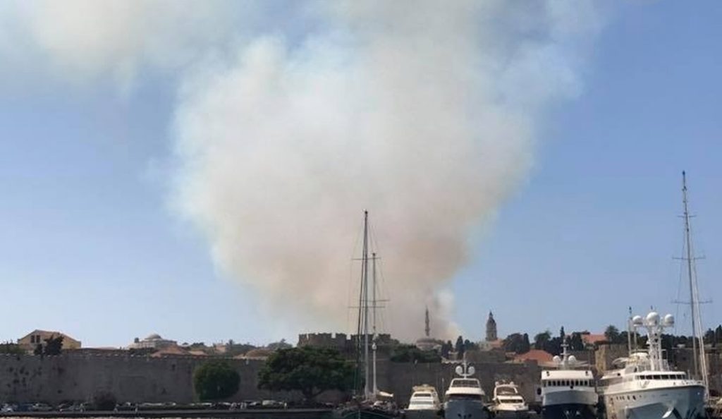 Ρόδος: Υπό μερικό έλεγχο η φωτιά – Χωρίς ρεύμα η πόλη (pics&vid) | Pagenews.gr Ρόδος: Υπό μερικό έλεγχο η φωτιά – Χωρίς ρεύμα η πόλη (pics&vid) | Pagenews.gr