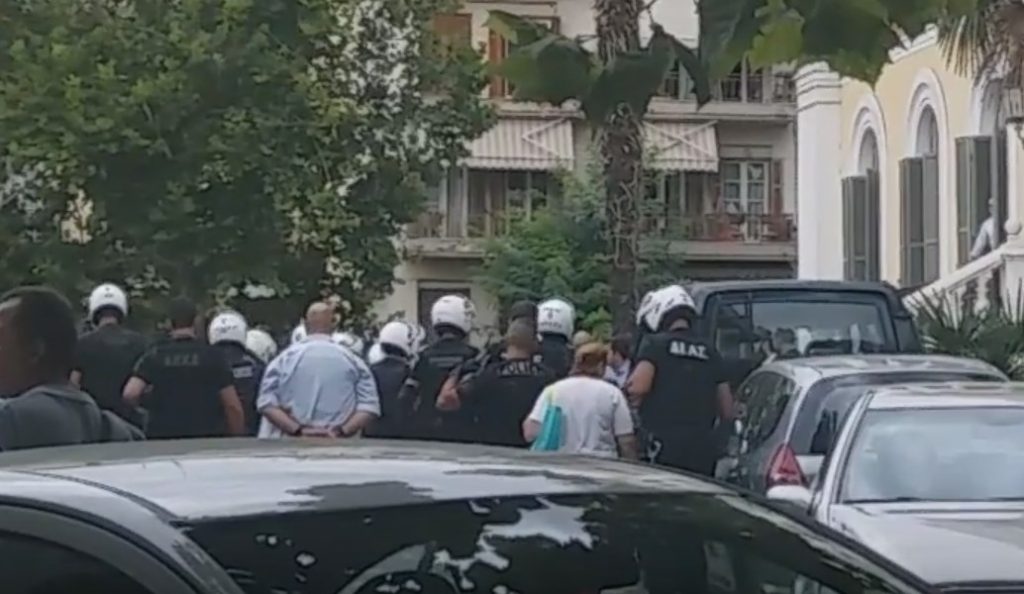 Θεσσαλονίκη: Εισβολή του Ρουβίκωνα στο Yπουργείο Μακεδονίας- Θράκης (vid) | Pagenews.gr Θεσσαλονίκη: Εισβολή του Ρουβίκωνα στο Yπουργείο Μακεδονίας- Θράκης (vid) | Pagenews.gr