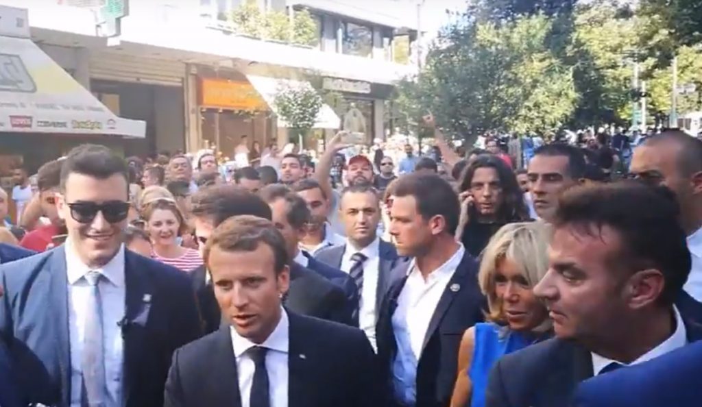 Εμανουέλ Μακρόν – Μπριζίτ Τρονιέ: Βγάζουν selfies με κόσμο στο Σύνταγμα (pics) | Pagenews.gr Εμανουέλ Μακρόν – Μπριζίτ Τρονιέ: Βγάζουν selfies με κόσμο στο Σύνταγμα (pics) | Pagenews.gr