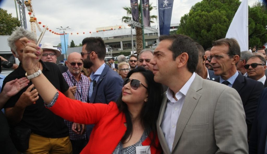 ΔΕΘ 2017: Η selfie του Αλέξη Τσίπρα με νεαρή θαυμάστρια (pics&vid) | Pagenews.gr ΔΕΘ 2017: Η selfie του Αλέξη Τσίπρα με νεαρή θαυμάστρια (pics&vid) | Pagenews.gr