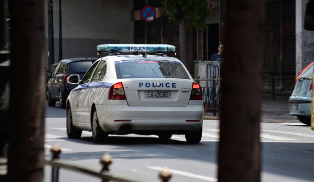 Μενίδι: Ρομά επιτέθηκαν σε αστυνομικό – Του έκλεψαν το όπλο και το πορτοφόλι | Pagenews.gr Μενίδι: Ρομά επιτέθηκαν σε αστυνομικό – Του έκλεψαν το όπλο και το πορτοφόλι | Pagenews.gr