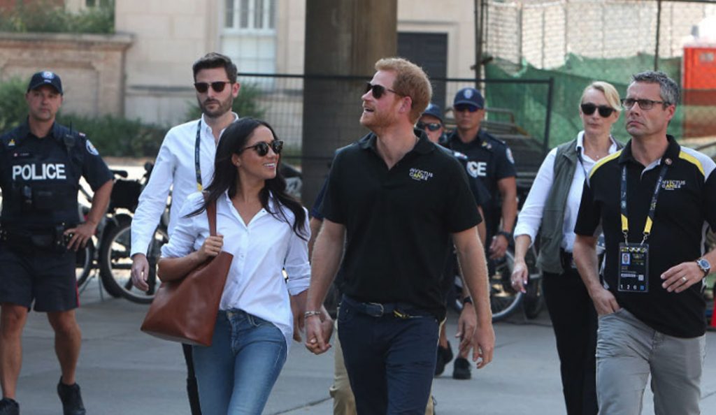 Meghan Markle: Η πρώτη δημόσια εμφάνιση με τον πρίγκιπα Χάρι και το τρυφερό ενσταντανέ (vid) | Pagenews.gr Meghan Markle: Η πρώτη δημόσια εμφάνιση με τον πρίγκιπα Χάρι και το τρυφερό ενσταντανέ (vid) | Pagenews.gr