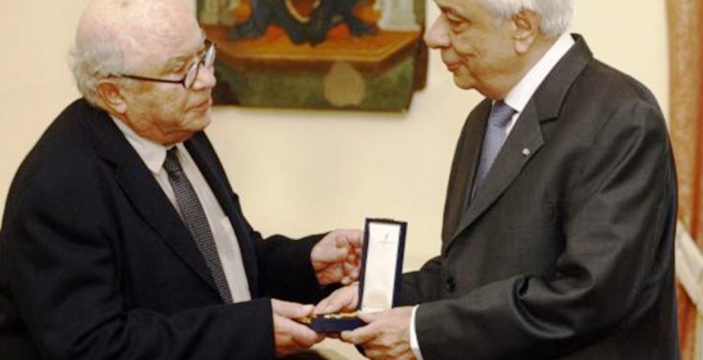 Ο Πρόεδρος της Δημοκρατίας παρασημοφόρησε τον γελοιογράφο ΚΥΡ | Pagenews.gr Ο Πρόεδρος της Δημοκρατίας παρασημοφόρησε τον γελοιογράφο ΚΥΡ | Pagenews.gr