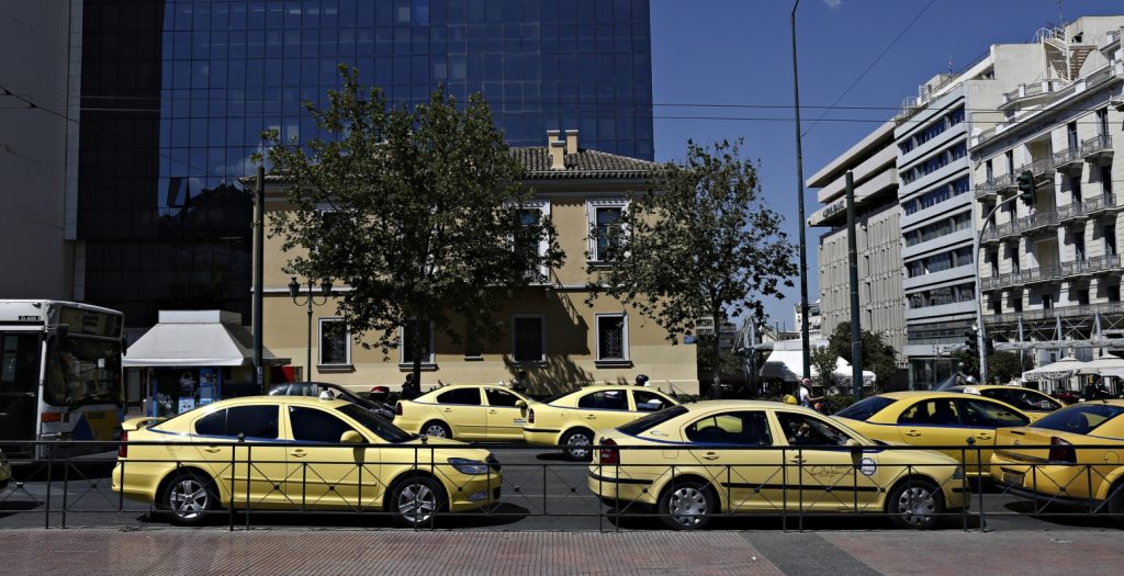 Συγκέντρωση διαμαρτυρίας των οδηγών ταξί έξω από το υπ. Μεταφορών | Pagenews.gr Συγκέντρωση διαμαρτυρίας των οδηγών ταξί έξω από το υπ. Μεταφορών | Pagenews.gr