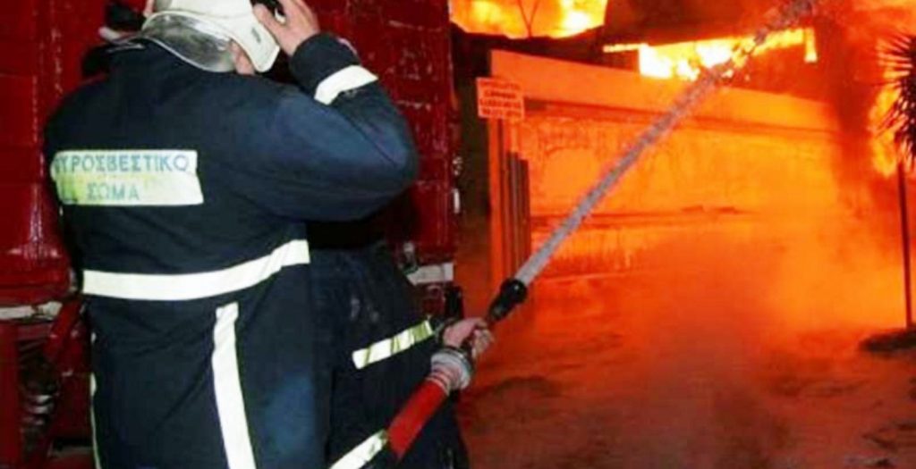Φωτιά σε στέγη σπιτιού στη Λάρισα | Pagenews.gr Φωτιά σε στέγη σπιτιού στη Λάρισα | Pagenews.gr