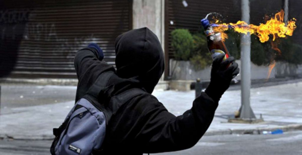 Ακόμη μια νύχτα με μολότοφ γύρω από το Πολυτεχνείο | Pagenews.gr Ακόμη μια νύχτα με μολότοφ γύρω από το Πολυτεχνείο | Pagenews.gr