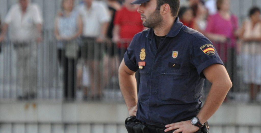 Ισπανία: Επίθεση σε αστυνομικό – Ο δράστης φώναζε «Αλλάχ Ακμπάρ» | Pagenews.gr Ισπανία: Επίθεση σε αστυνομικό – Ο δράστης φώναζε «Αλλάχ Ακμπάρ» | Pagenews.gr