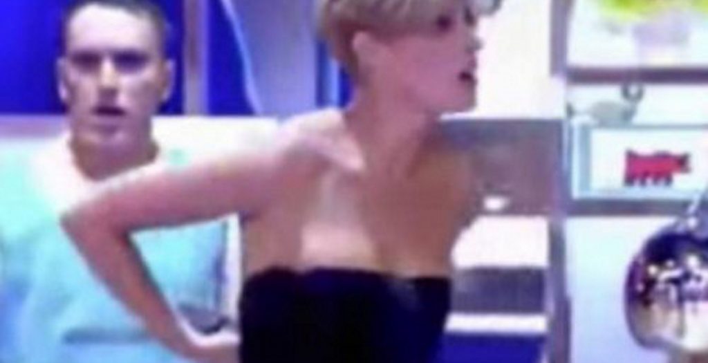 Της έπεσε το φόρεμα και βγήκαν όλα στη… φόρα (video) | Pagenews.gr Της έπεσε το φόρεμα και βγήκαν όλα στη… φόρα (video) | Pagenews.gr