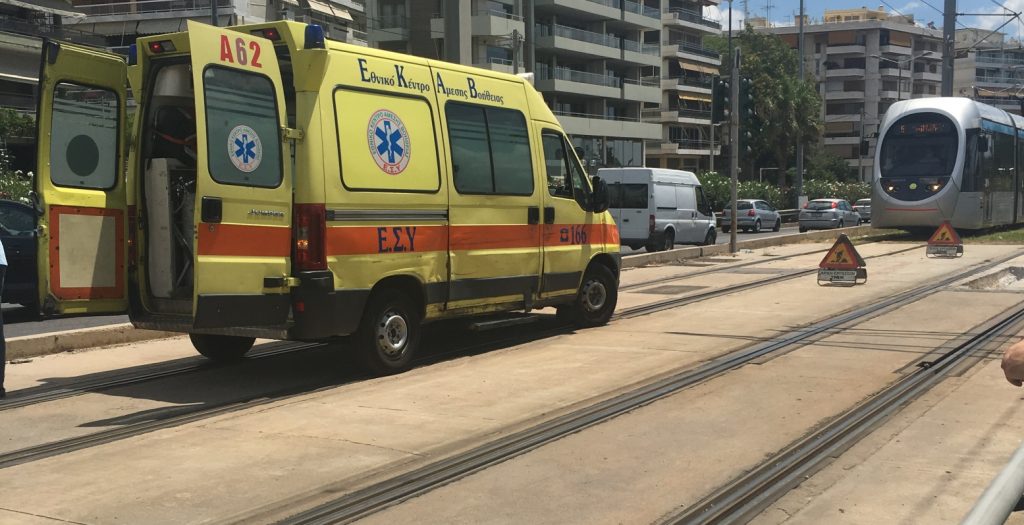Απεγκλωβίστηκε γυναίκα που έπεσε στις ράγες του τραμ | Pagenews.gr Απεγκλωβίστηκε γυναίκα που έπεσε στις ράγες του τραμ | Pagenews.gr